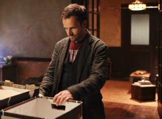 Jonny Lee Miller in un momento dell'episodio Child Predator della prima stagione della serie TV Elementary