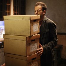 Jonny Lee Miller in un momento dell'episodio Child Predator della prima stagione di Elementary