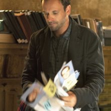 Jonny Lee Miller in un momento dell'episodio Lesser Evils della serie televisiva Elementary