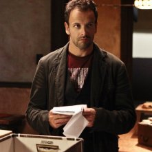 Jonny Lee Miller in una scena dell'episodio Child Predator della prima stagione di Elementary