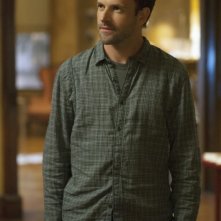 Jonny Lee Miller in una scena dell'episodio Lesser Evils della serie TV Elementary