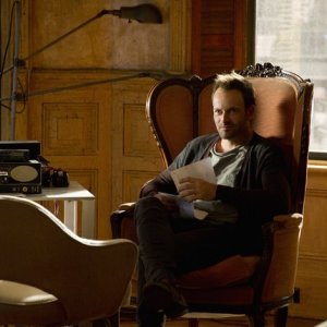 Jonny Lee Miller in una scena dell'episodio One Way to Get Off della serie televisiva Elementary