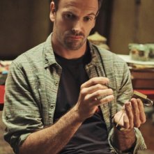 Elementary: Jonny Lee Miller in una scena dell'episodio While You Were Sleeping