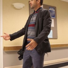 Jonny Lee Miller in una scena dell'episodio Lesser Evils della serie televisiva Elementary