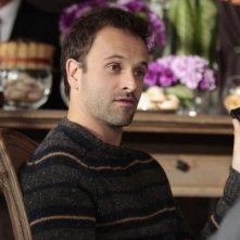 Jonny Lee Miller  in una scena dell'episodio The Rat Race della serie TV Elementary