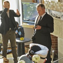 Jonny Lee Miller insieme a Aidan Quinn in una scena dell'episodio One Way to Get Off della serie TV Elementary