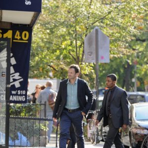 Jonny Lee Miller insieme a Jon Michael Hill in una scena dell'episodio One Way to Get Off della serie TV Elementary
