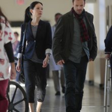 Jonny Lee Miller insieme a Lucy Liu in un momento dell'episodio Lesser Evils della prima stagione di Elementary