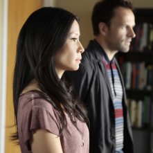 Jonny Lee Miller insieme a Lucy Liu in un momento dell'episodio Lesser Evils della serie TV Elementary