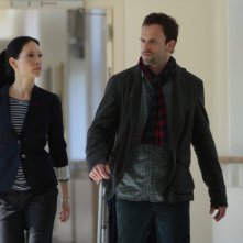 Jonny Lee Miller insieme a Lucy Liu in una scena dell'episodio Lesser Evils della prima stagione di Elementary