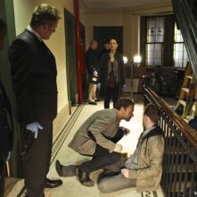 Jonny Lee Miller, Jon Michael Hill, Aidan Quinn e Lucy Liu in un momento dell'episodio While You Were Sleeping della serie Elementary