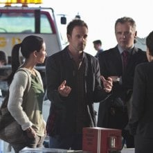 Jonny Lee Miller, Jon Michael Hill, Aidan Quinn e Lucy Liu in una scena dell'episodio Flight Risk della prima stagione di Elementary
