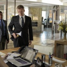 Jonny Lee Miller, Jon Michael Hill e Aidan Quinn in un momento dell'episodio While You Were Sleeping della serie Elementary
