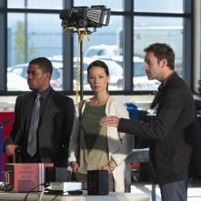 Jonny Lee Miller, Jon Michael Hill e Lucy Liu in una scena dell'episodio Flight Risk della prima stagione di Elementary