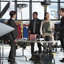 Jonny Lee Miller, Jon Michael Hill e Lucy Liu in una scena dell'episodio Flight Risk della serie Elementary