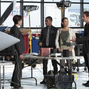 Jonny Lee Miller, Jon Michael Hill e Lucy Liu in una scena dell'episodio Flight Risk della serie Elementary