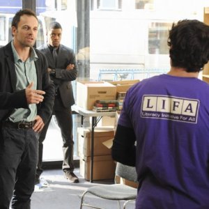 Jonny Lee Millere Jon Michael Hill in una scena dell'episodio One Way to Get Off della serie TV Elementary
