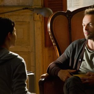 Jonny Lee Miller e Lucy Liu in una scena dell'episodio One Way to Get Off della serie TV Elementary