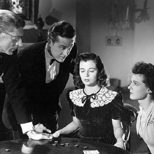 La casa sulla scogliera: Alan Napier con Ray Milland, Gail Russell e Ruth Hussey
