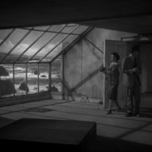 La casa sulla scogliera: Ruth Hussey con Ray Milland in una scena del film