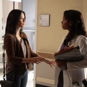 Lucy Liu e Anika Noni Rose in una scena dell'episodio Lesser Evils della prima stagione della serie TV Elementary