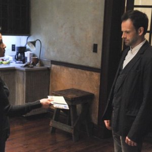 Lucy Liu insieme a Jonny Lee Miller in una scena dell'episodio One Way to Get Off della serie TV Elementary
