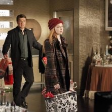 Molly C. Quinn e Nathan Fillion in una scena dell'episodio Secret Santa della quinta stagione di Castle - Detective tra le righe