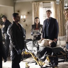 Nathan Fillion con Jon Huertas, Seamus Dever e Stana Katic in una scena dell'episodio Probable Cause della serie Castle - Detective tra le righe