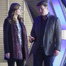 Nathan Fillion insieme a Stana Katic in una scena dell'episodio The Final Frontier della serie Castle - Detective tra le righe