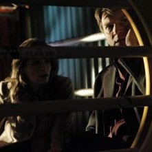 Nathan Fillion con Stana Katic in una scena dell'episodio After Hours della serie Castle - Detective tra le righe