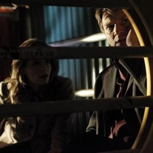 Nathan Fillion con Stana Katic in una scena dell'episodio After Hours della serie Castle - Detective tra le righe