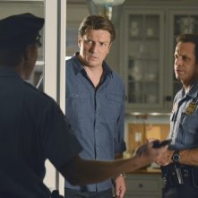 Nathan Fillion e David Burke in una scena dell'episodio Murder, He Wrote della serie TV Castle - Detective tra le righe