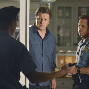 Nathan Fillion e David Burke in una scena dell'episodio Murder, He Wrote della serie TV Castle - Detective tra le righe