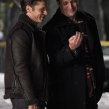 Nathan Fillion e Seamus Dever in una scena dell'episodio Secret Santa della quinta stagione di Castle - Detective tra le righe