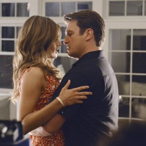 Nathan Fillion e Stana Katic in un momento romantico dell'episodio Murder, He Wrote della serie TV Castle - Detective tra le righe