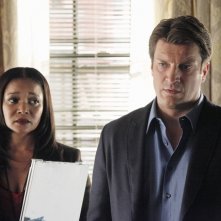Nathan Fillion e Tamala Jones in una scena dell'episodio Probable Cause della serie Castle - Detective tra le righe