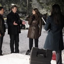 Nathan Fillion, Seamus Dever, Stana Katic, Tamala Jones in una scena dell'episodio Secret Santa della quinta stagione di Castle - Detective tra le righe