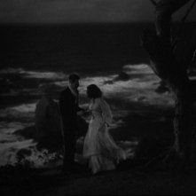 Ray Milland con Gail Russell in una sequenza del film La casa sulla scogliera (1944)