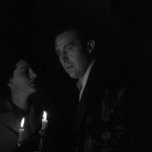 Ruth Hussey con Ray Milland in una sequenza del film La casa sulla scogliera (1944)