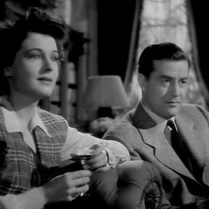 Ruth Hussey e Ray Milland in una scena del film La casa sulla scogliera (1944)