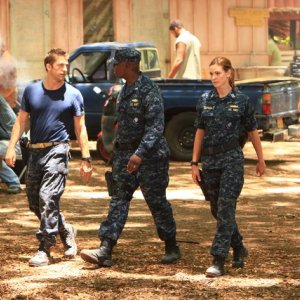 Scott Speedman, Andre Braugher, Daisy Betts in una scena dell'episodio Traditori della prima stagione di Last Resort