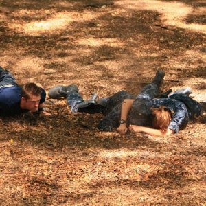 Scott Speedman, Andre Braugher e Daisy Betts in una scena dell'episodio Traditori della prima stagione di Last Resort