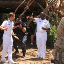 Scott Speedman e Andre Braugher in una scena dell'episodio L'accordo della prima stagione di Last Resort