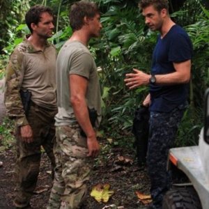 Scott Speedman e Daniel Lissing in una scena dell'episodio Nuke It Out della prima stagione di Last Resort