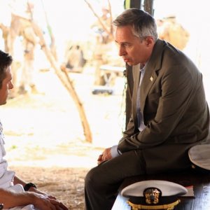 Scott Speedman insieme a Jay Karnes in una scena dell'episodio L'accordo della prima stagione di Last Resort