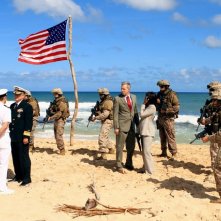 Scott Speedman, Jay Karnes, Bruce Davison e April Grace in una scena dell'episodio L'accordo della prima stagione di Last Resort