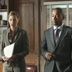 Adria Tennor e Columbus Short in una scena dell'episodio White Hat's Off della seconda stagione di Scandal