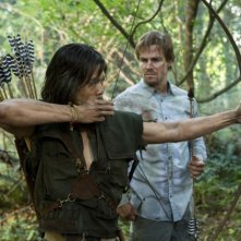 Byron Mann Con Stephen Amell In Una Foto Promozionale Dell Episodio Damaged Della Prima Stagione Di  257590