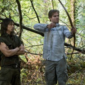 Byron Mann e Stephen Amell in una scena dell'episodio Damaged della prima stagione di Arrow