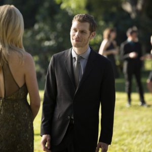 Candice Accola con Joseph Morgan in una scena dell'episodio My Brother's Keeper della serie TV The Vampire Diaries